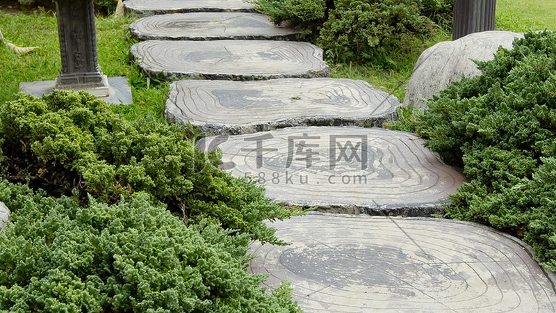 小区草坪铺设费用明细揭秘：成本构成与影响因素**